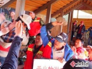 輿情分析：云南景區人員被曝石頭砸游客 輿論譴責游客林區吸煙